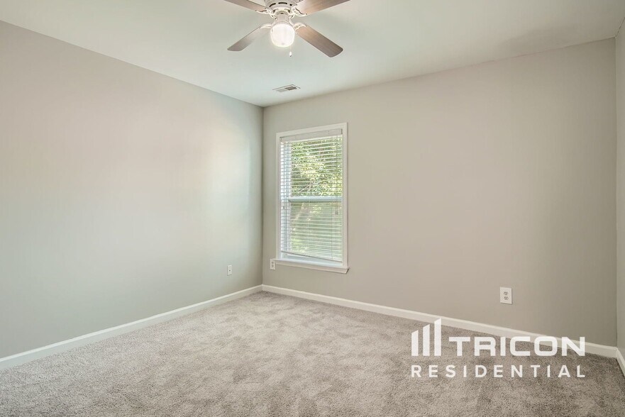 Building Photo - 8122 Valley Ridge Dr