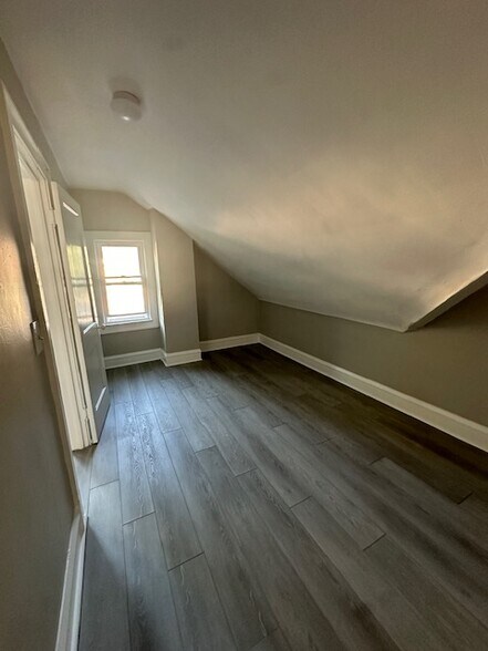 Building Photo - 3083 E Derbyshire Rd