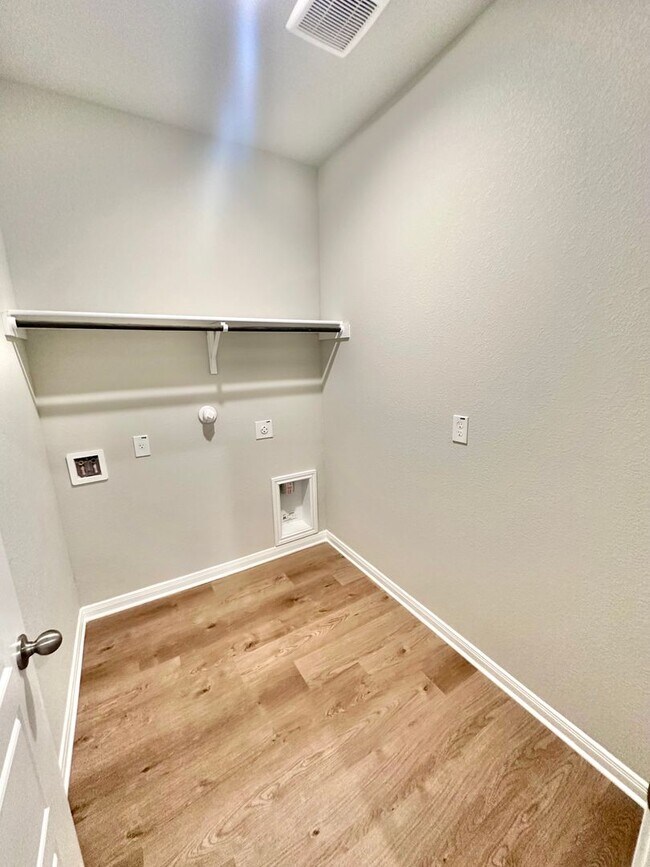 Building Photo - Luxury 3-Bed, 2-Bath Duplex in Buda!