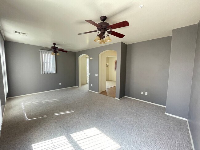 Building Photo - Prime Gilbert 3 Bedroom/2.5 bath 1st floor bonus room, 3 community pool's