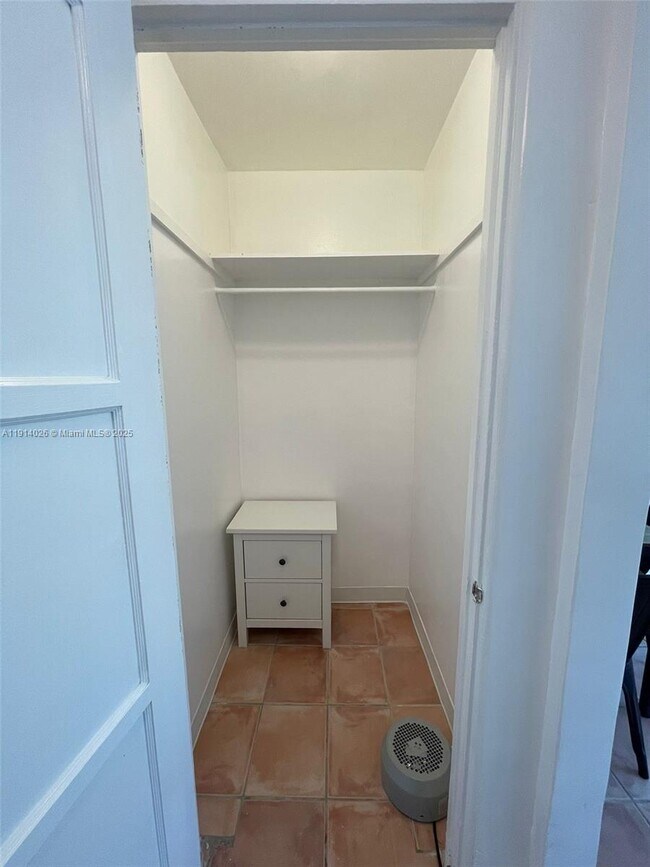 Building Photo - 1018 W 47th St