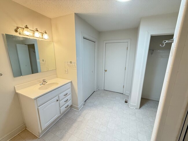 Building Photo - 2619 Crockett Dr