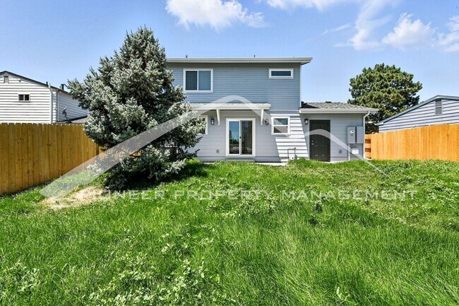 Building Photo - Spacious Home with Washer/Dryer and Centra...