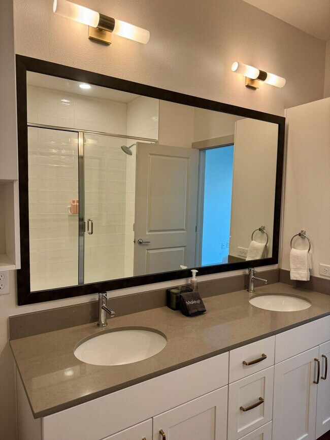 Building Photo - 1301 Leah Ave