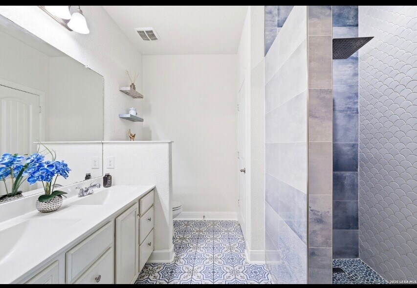 Master bathroom / walk in shower - 7743 Robert Mondavi