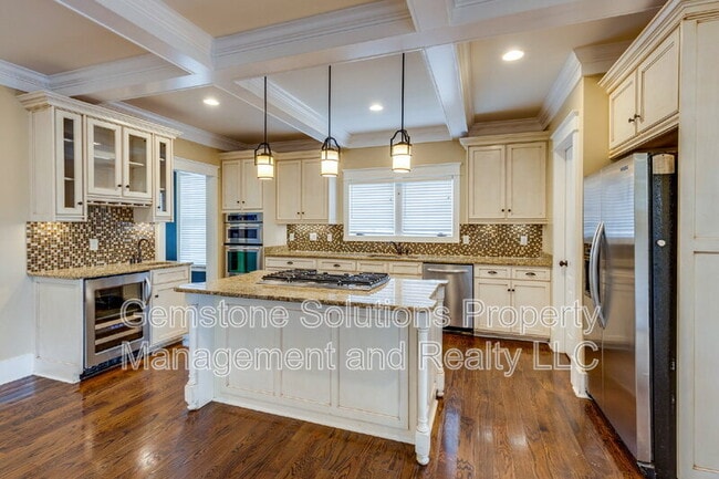 Building Photo - 210 38th Ave N