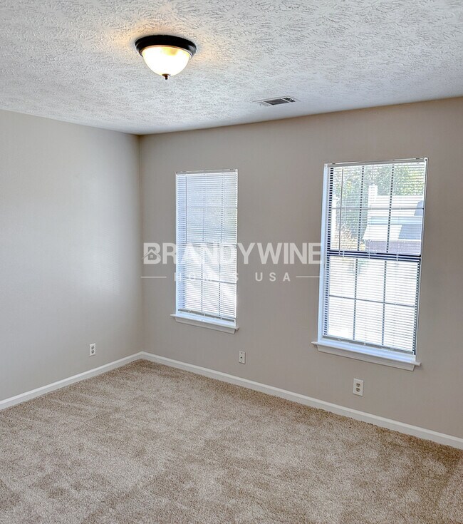 Building Photo - One month FREE RENT!