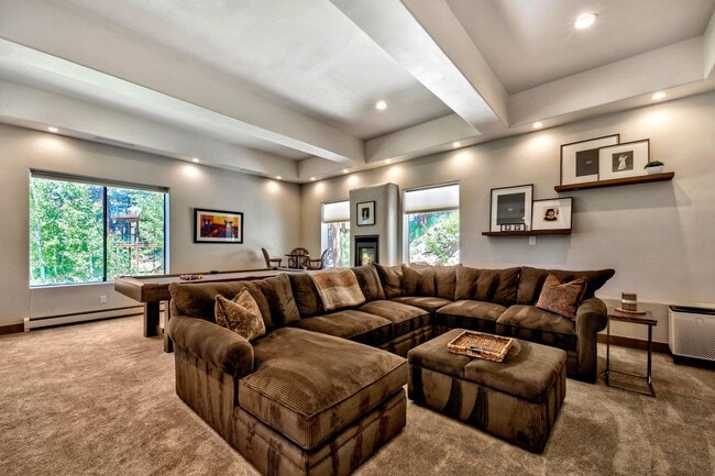 Building Photo - Gorgeous Lakeview! Pet Friendly w a Garage & AC!