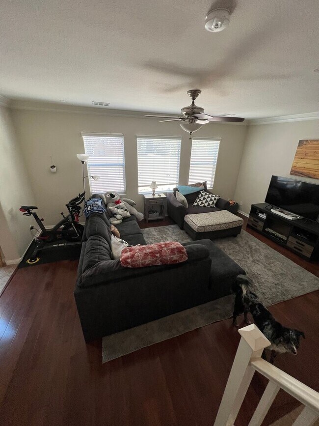 Building Photo - ABSOLUTELY AMAZING! Large 4 bedroom 2 stor...