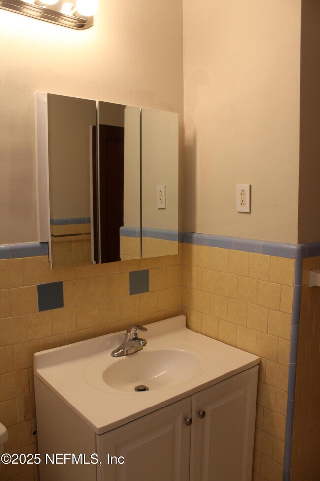 Building Photo - 1391 River Hills Ct