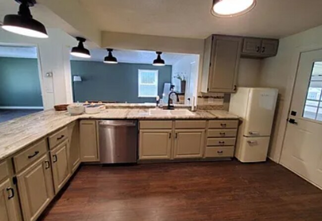 Building Photo - Cute 2 bedroom in South East Springfield