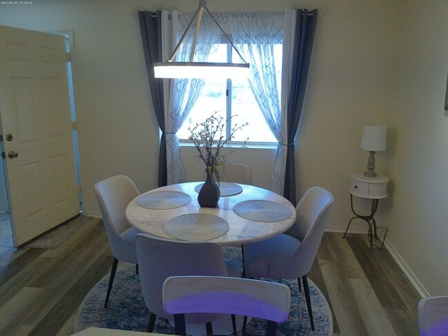 Building Photo - Beautifully designed short-term rental Or Long-Term offering comfort, style, and convenience