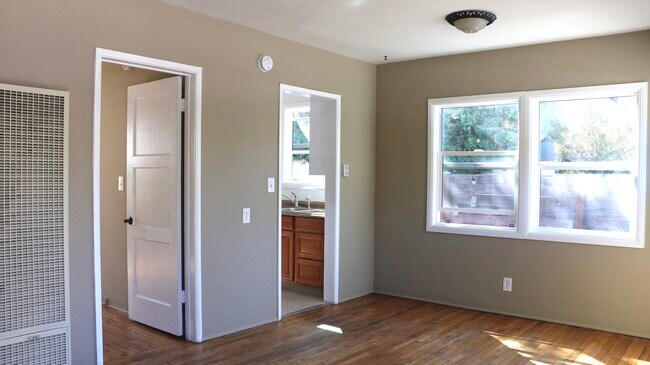 Building Photo - 556 Indiana Ave