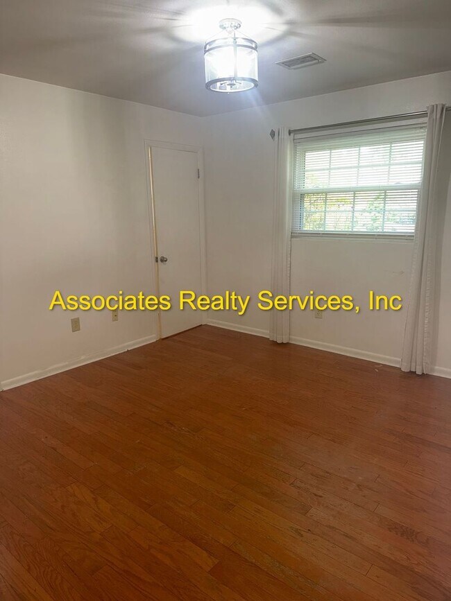 Building Photo - Beautiful 4bed/3bath Corner Lot in Suburban Heights