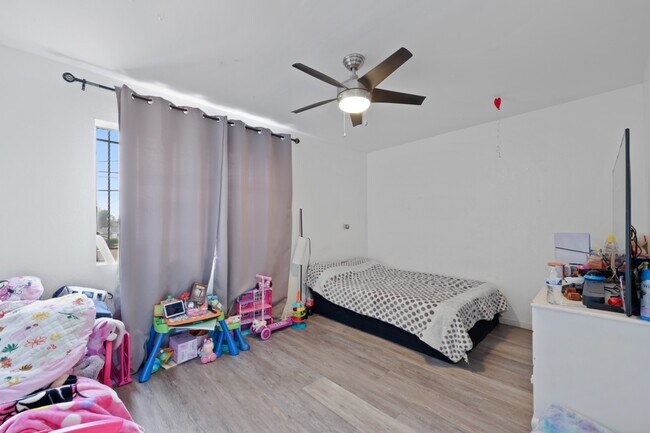 Building Photo - 1511 E 108th St