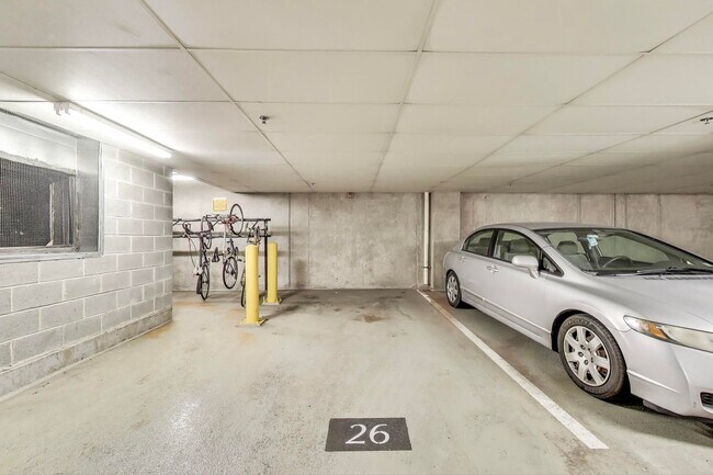 Building Photo - Beautiful 1 bedroom + 1 Ba + Garage space ...