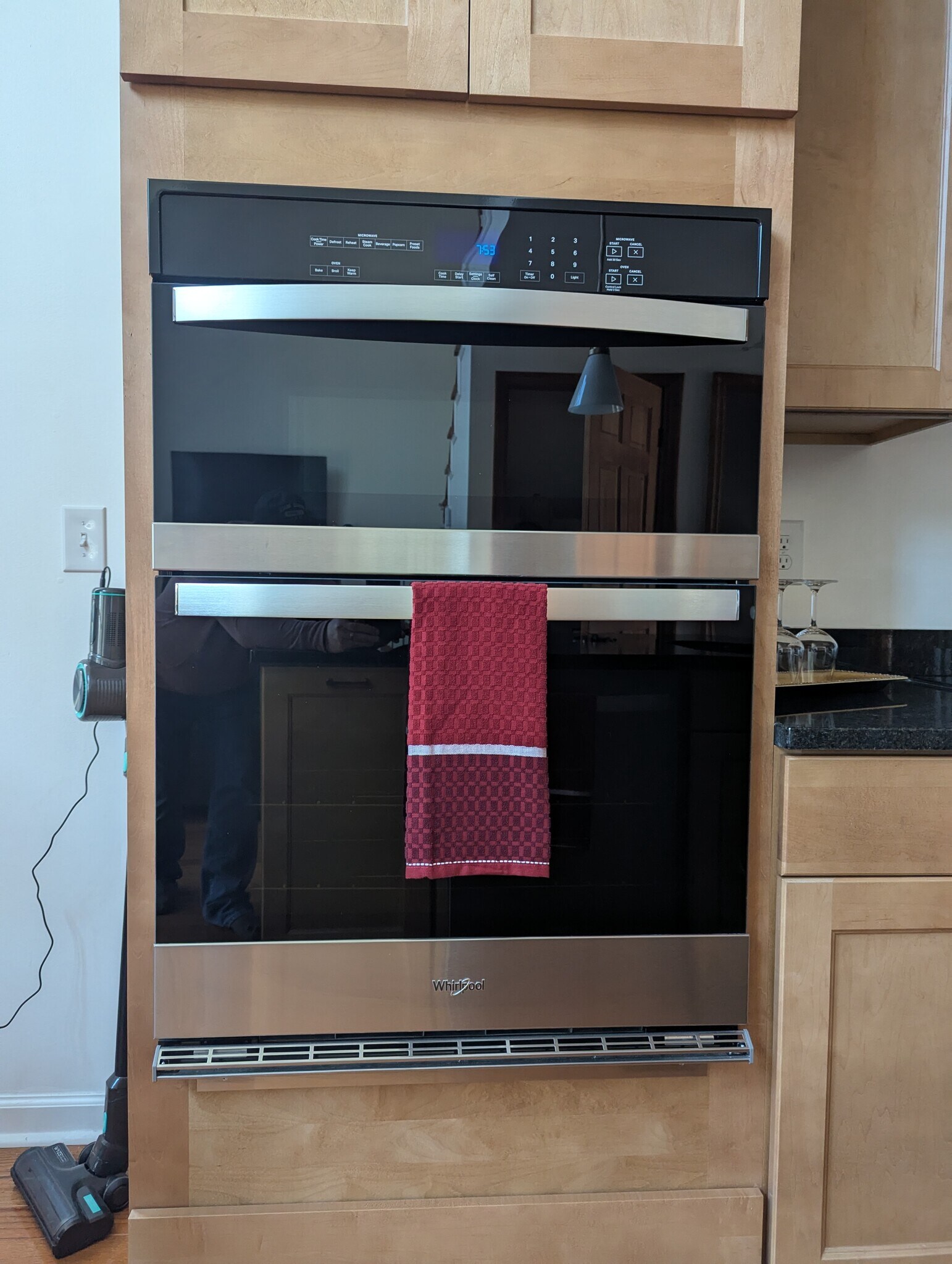 Oven and microwave - 3812 James Ed Rd