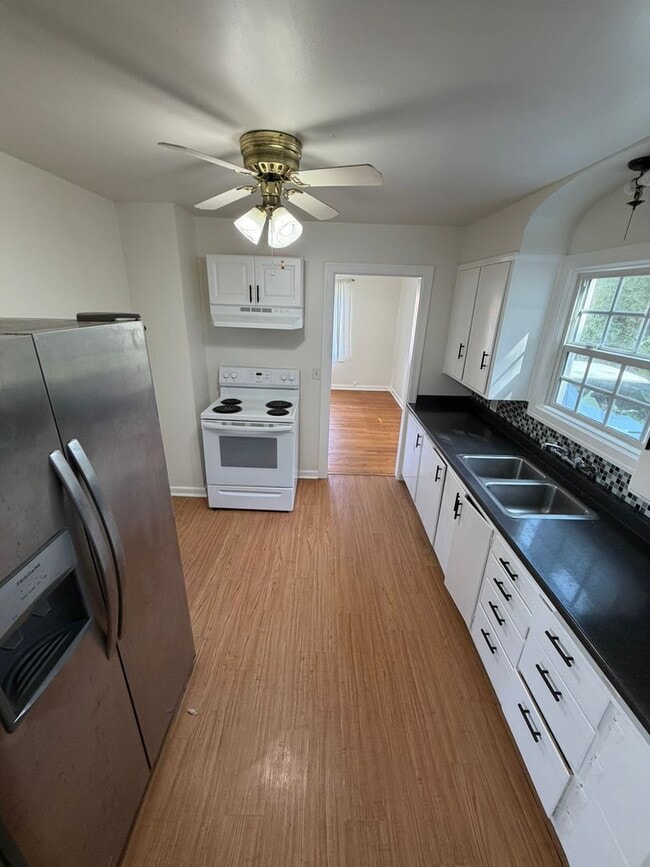 Building Photo - Charming 3 Bedroom with a Large Fenced Yard!