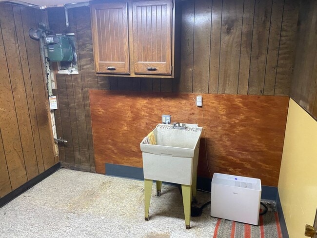 Building Photo - Spacious 5 - Bedroom Home for Lease in Akron