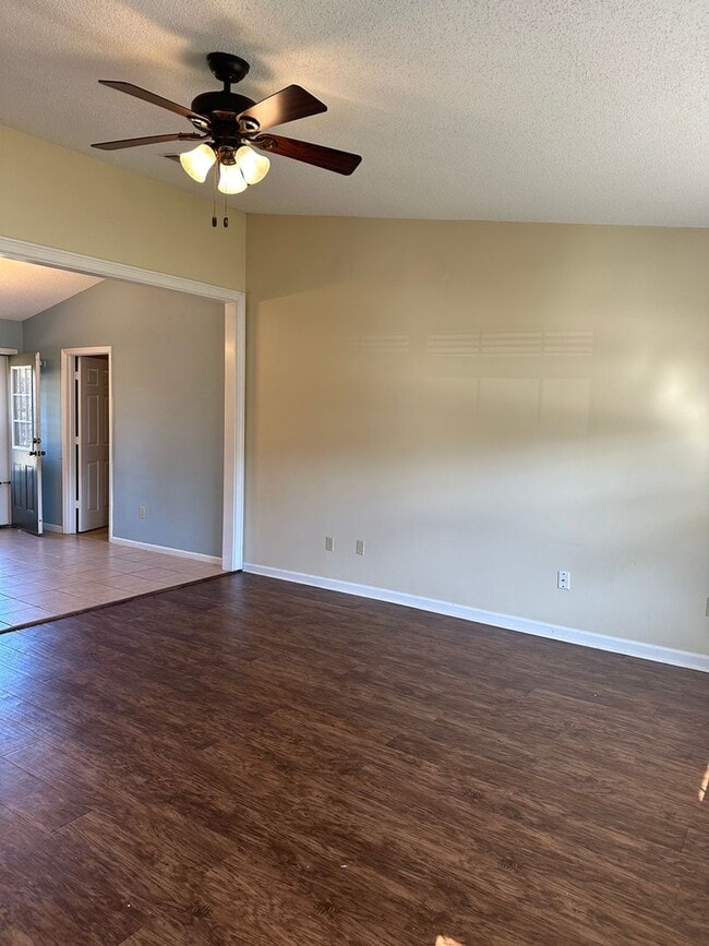 Building Photo - 3 Bedroom 2 Bath Pet Friendly Home.