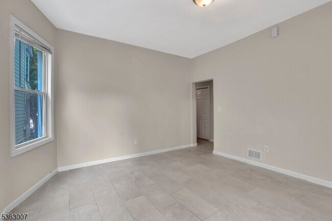 Building Photo - 142 Seymour Ave