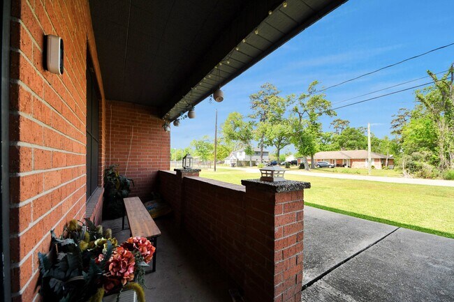 Building Photo - 17018 Water Oak Dr