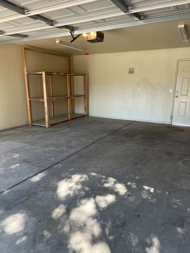 Building Photo - Nice 3 Bedroom, 2.5 bathroom townhome in S...
