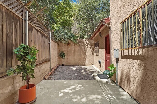 Building Photo - 2524 Ivan Hill Terrace