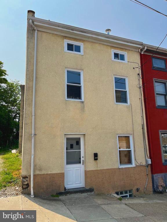 Building Photo - 145 Levering St