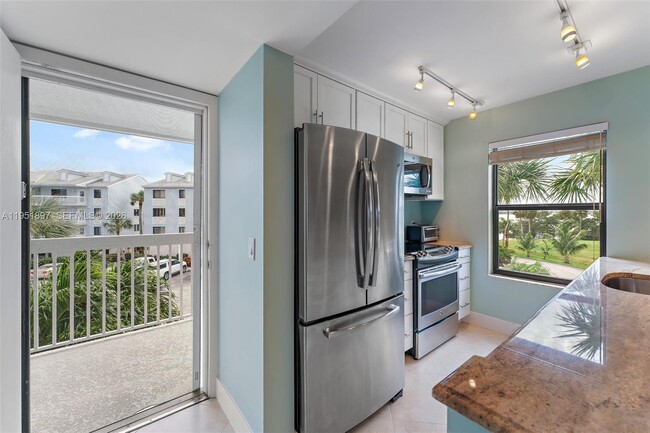 Building Photo - 40 NE Plantation Rd