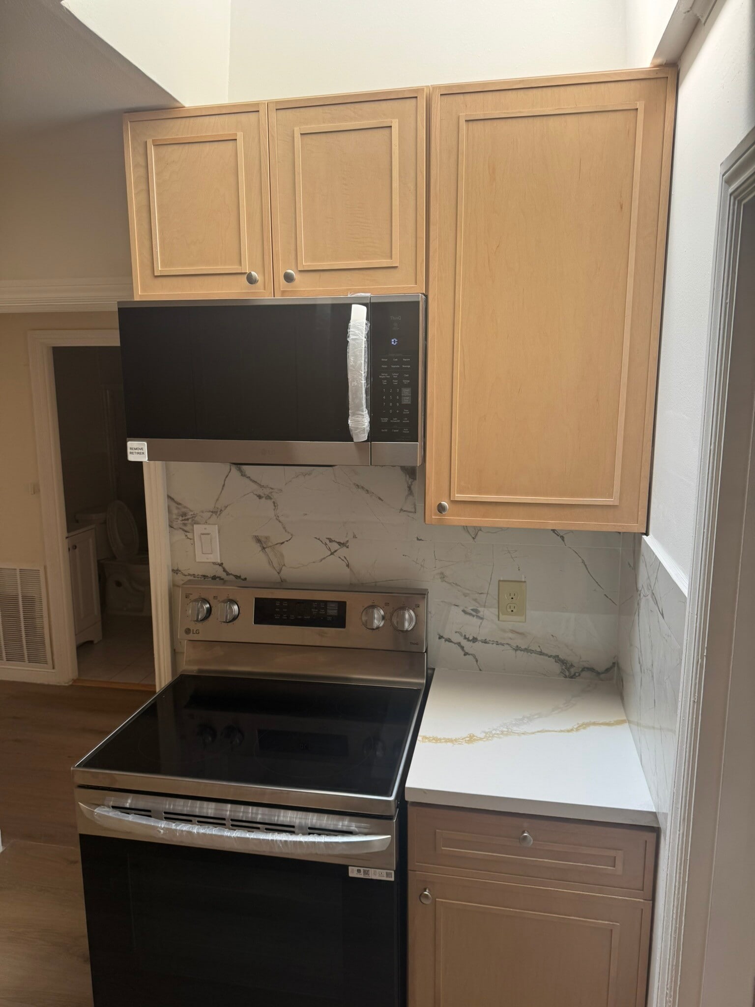 Electric Oven & Microwave - 1606 39th Ave