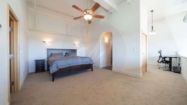 Building Photo - 417 E Kiowa St