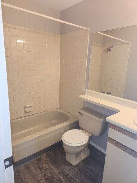 Building Photo - 8069 Lexington Park Dr