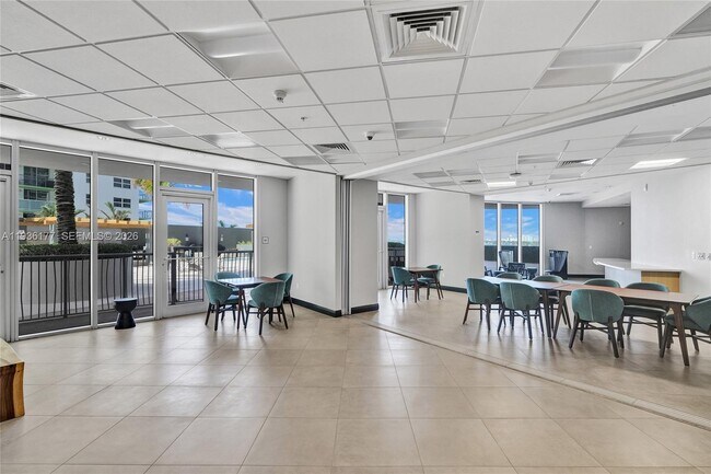 Building Photo - 1750 N Bayshore Dr