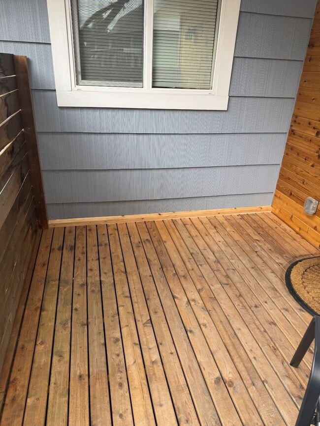 Building Photo - RENT SPECIAL - 1/2 Off First Month's rent! Charming 1BR in Convenient Eugene Location!