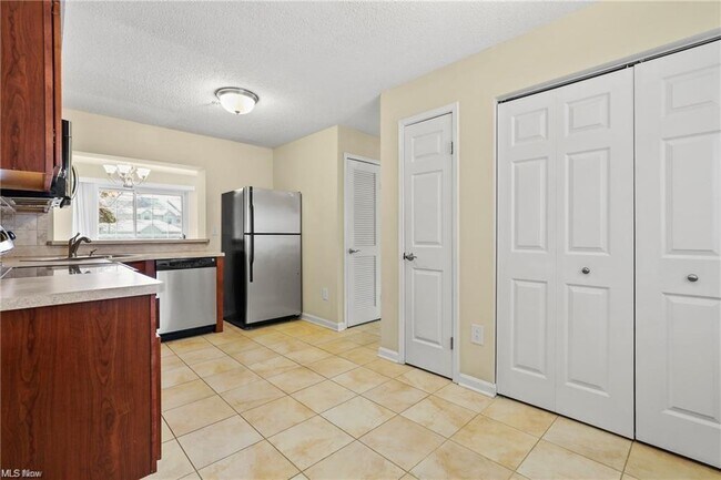 Building Photo - 240 Fox Hollow Dr