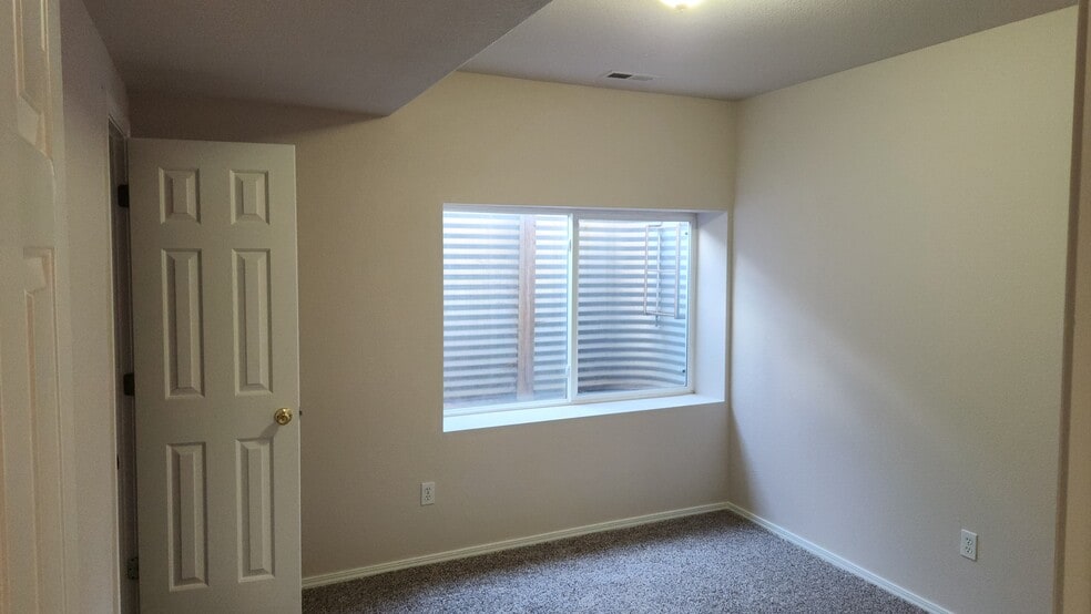 Basement bedroom - 7944 Antelope Valley Pt
