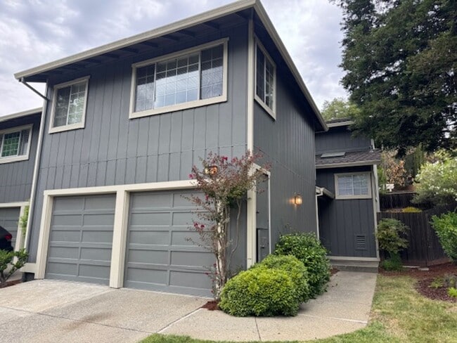 Primary Photo - Wonderful 3 bedroom Tri-level townhome wit...