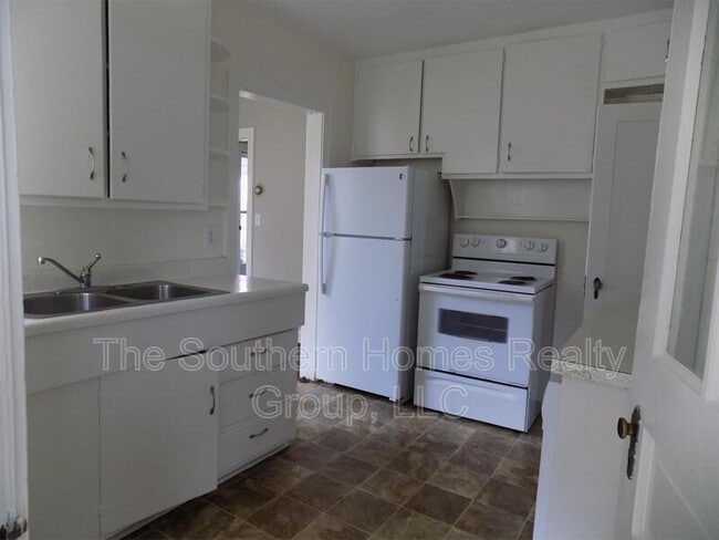 Building Photo - 306 Walker St