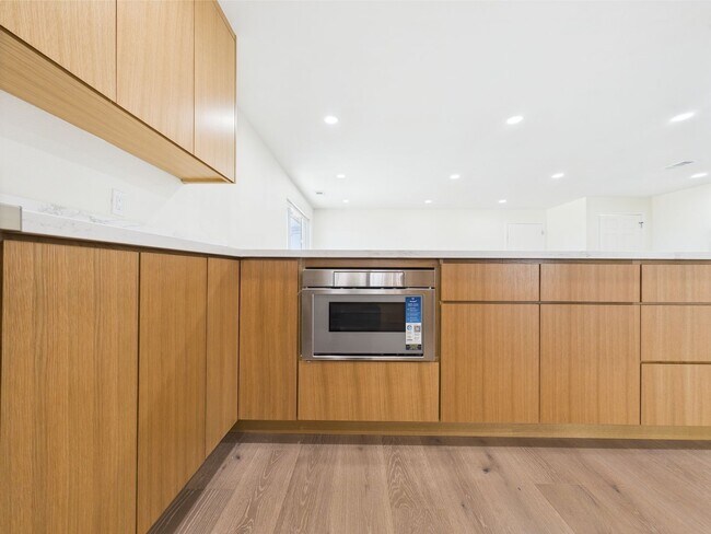 Building Photo - Modern Luxury 3x2 home in the Heart of Vista