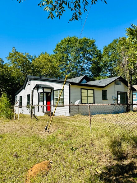 Building Photo - 2300 Bryan St