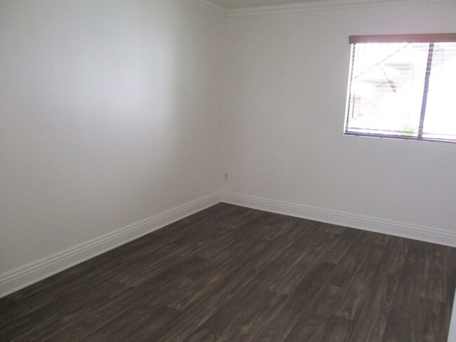 Building Photo - Beautiful 1 bedroom 1 bath 1st floor condo...