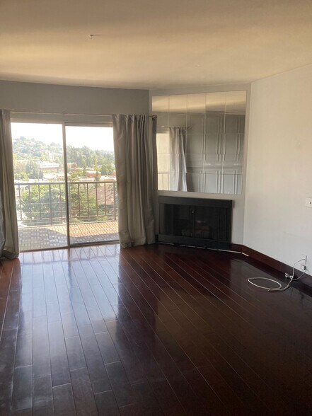 Building Photo - 3949 Los Feliz Blvd