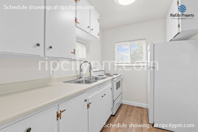 Building Photo - 424 Division St