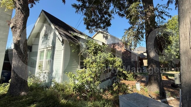 Building Photo - 2025 Glencoe St