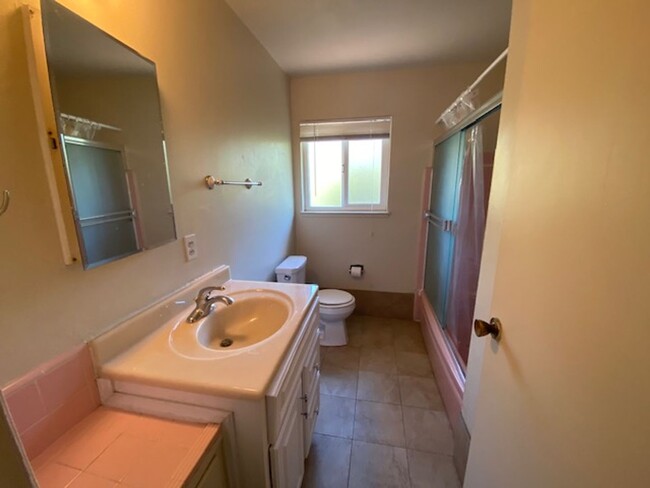 Building Photo - 3158 Moorpark Ave
