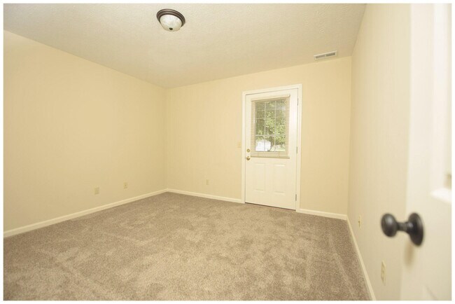 Building Photo - 73 Forest Hill Dr