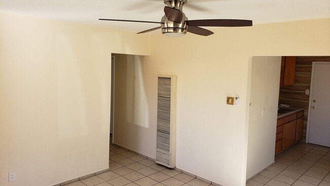 Building Photo - E Washington Ave Triplex