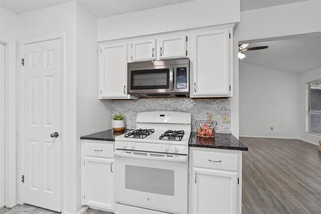 Building Photo - 701 Riverwood Dr