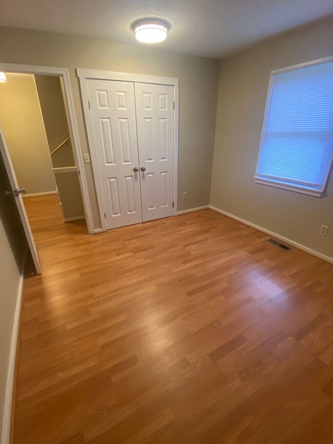 Building Photo - Spacious 4 bedroom, 2 bath Townhome
